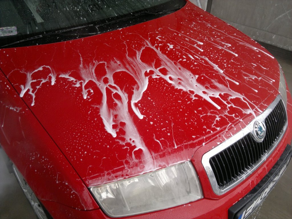 車にワックスをかける