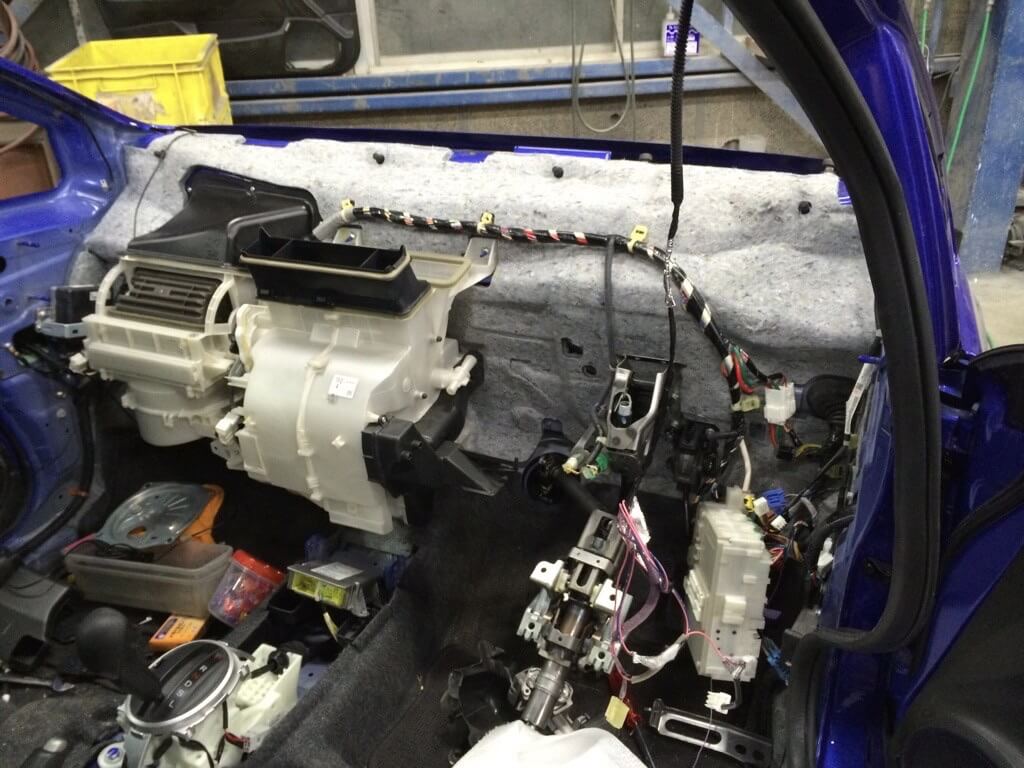 修理中の車