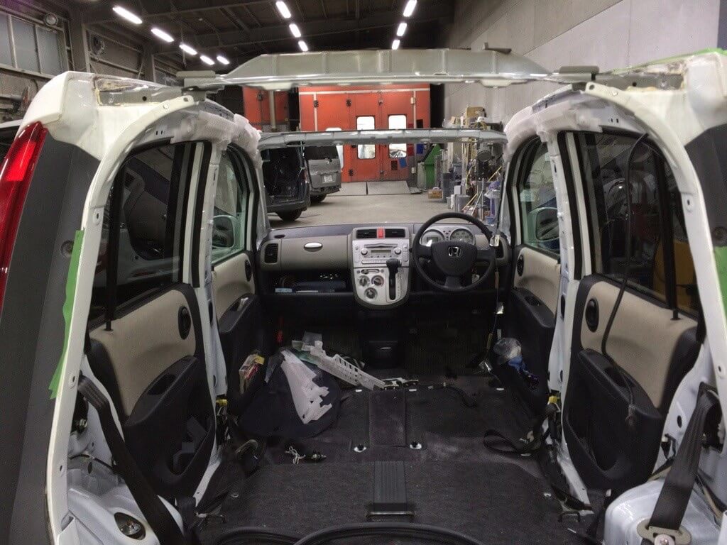 ルーフ交換中の車
