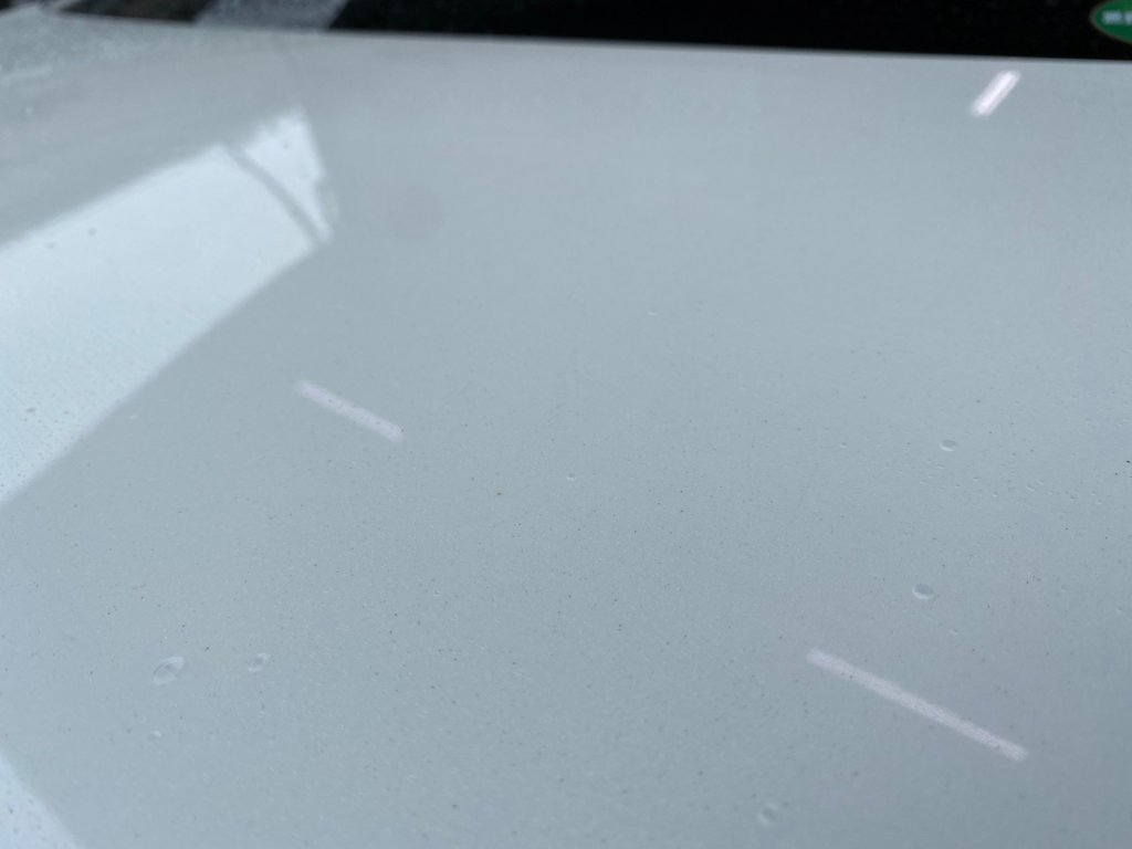 洗車後に鉄粉が付いてる車のボディ